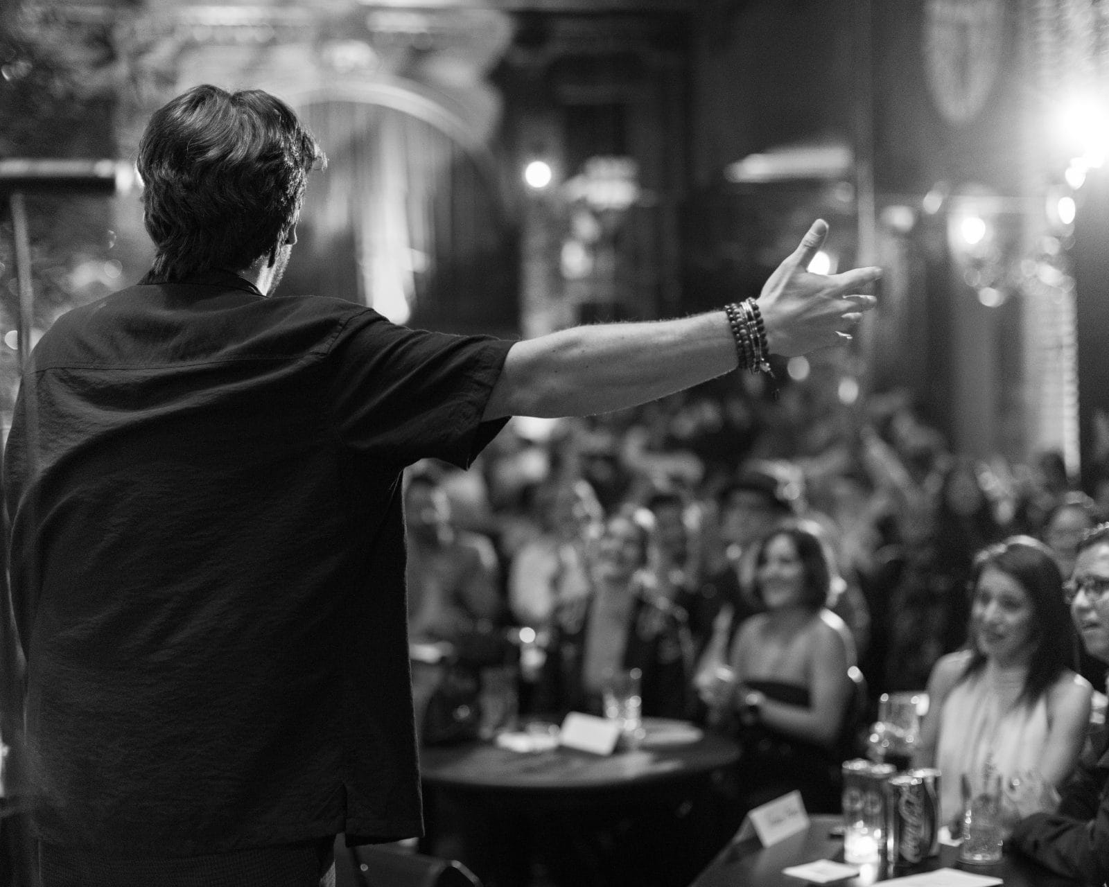 Jorge Romano en el escenario, blanco y negro