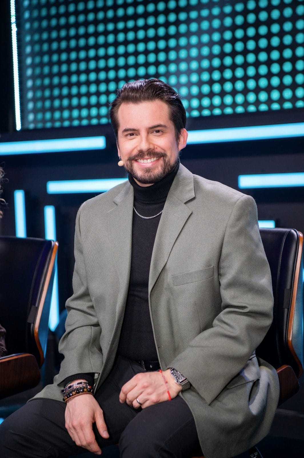 Jorge Romano como juez en el panel de un programa de televisión